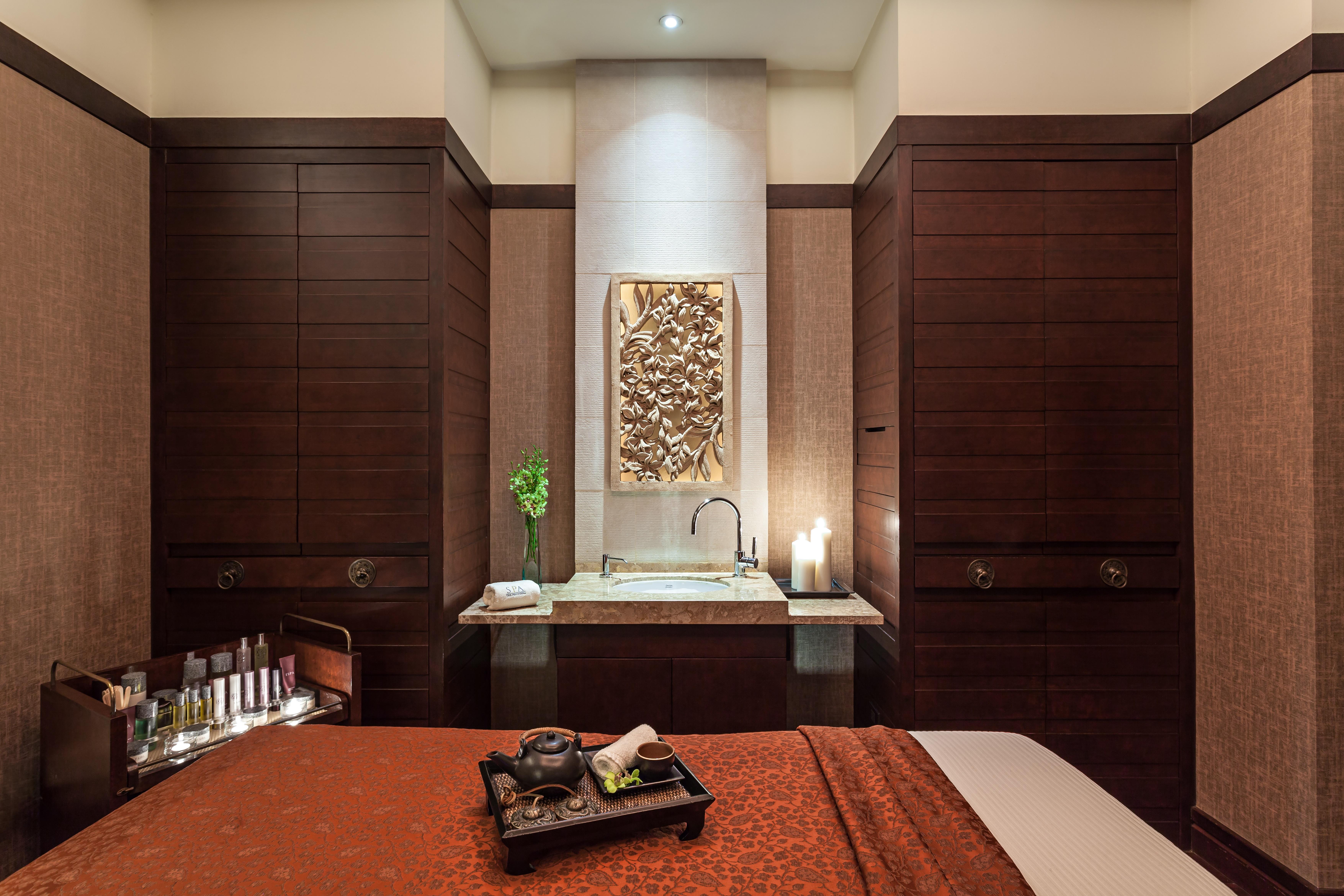 Отель The Peninsula Бангкок Экстерьер фото A treatment room at the spa